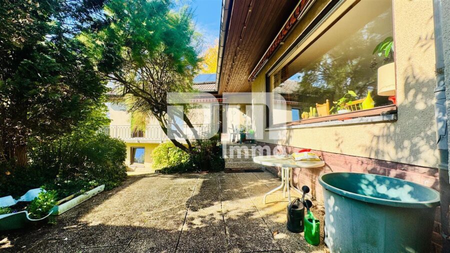 Solides Einfamilienhaus mit großzügigem Flächenangebot auf weitläufigem Traumgrundstück - Terrasse 2 / Zugang Balkon / Garten